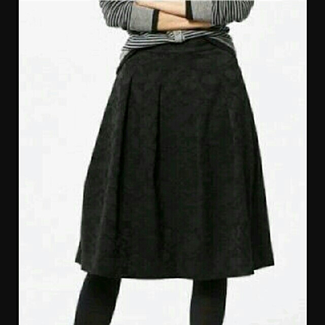 UNIQLO(ユニクロ)のユニクロ　迷彩柄スカート　ブラック レディースのスカート(ひざ丈スカート)の商品写真