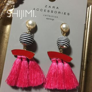 ザラ(ZARA)の【ZARA2017完売ピアス】イヤリングにも♫パール ボーダー フリンジ ピアス(ピアス)