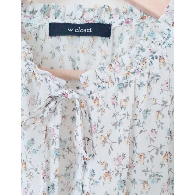 w closet(ダブルクローゼット)のw closet 花柄フリルトップス♡ レディースのトップス(シャツ/ブラウス(半袖/袖なし))の商品写真