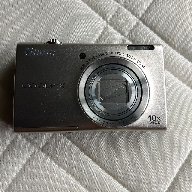 Nikon(ニコン)のNikon(ニコン) coolpix(クールピクス) S6200 ※オマケ付き スマホ/家電/カメラのカメラ(コンパクトデジタルカメラ)の商品写真