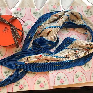 エルメス(Hermes)のGASUNA様専用 エルメス プリーツスカーフ ブルーオフホワイト 箱入り(バンダナ/スカーフ)