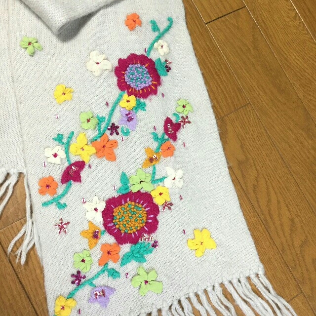 Chesty(チェスティ)のエレン様専用★chesty 刺繍マフラー レディースのファッション小物(マフラー/ショール)の商品写真