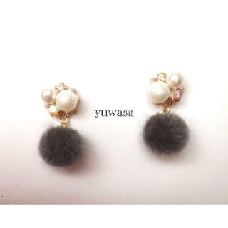 ポンポンファーのビジューピアス（グレー）(ピアス)