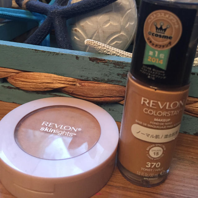 REVLON(レブロン)のレブロンリキッドファンデ、パウダーセットブロンズ肌 コスメ/美容のベースメイク/化粧品(ファンデーション)の商品写真