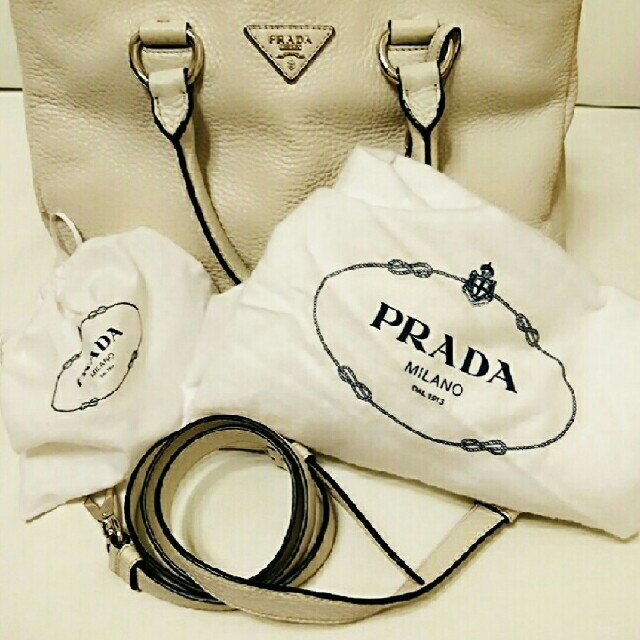 PRADA(プラダ)の値下げ！正規店購入♡PRADA♡トートバッグ♡ホワイト レディースのバッグ(トートバッグ)の商品写真