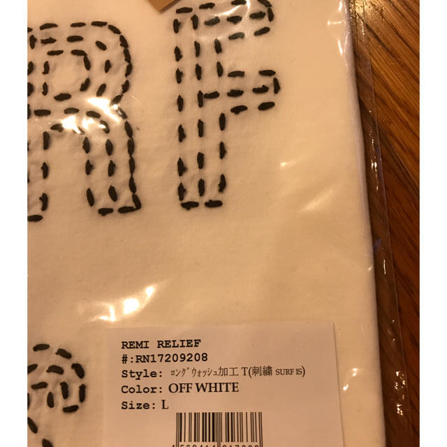 REMI RELIEF(レミレリーフ)の新品 レミレリーフ Tシャツ L オフホワイト刺繍SURF IS 8800円+税 メンズのトップス(Tシャツ/カットソー(半袖/袖なし))の商品写真