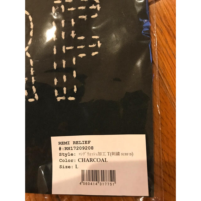 REMI RELIEF(レミレリーフ)の新品 レミレリーフTシャツ L チャコール 刺繍 定価8800円+税 メンズのトップス(Tシャツ/カットソー(半袖/袖なし))の商品写真