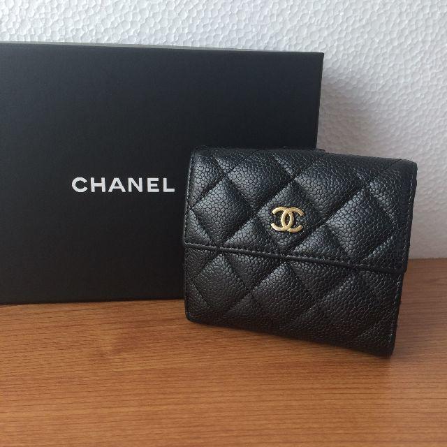 CHANEL(シャネル)の【中古】シャネル Wホック財布 マトラッセ 黒×ゴールド キャビアスキン レディースのファッション小物(財布)の商品写真