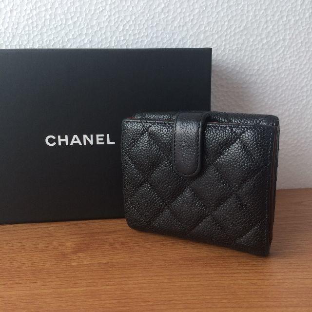 CHANEL(シャネル)の【中古】シャネル Wホック財布 マトラッセ 黒×ゴールド キャビアスキン レディースのファッション小物(財布)の商品写真