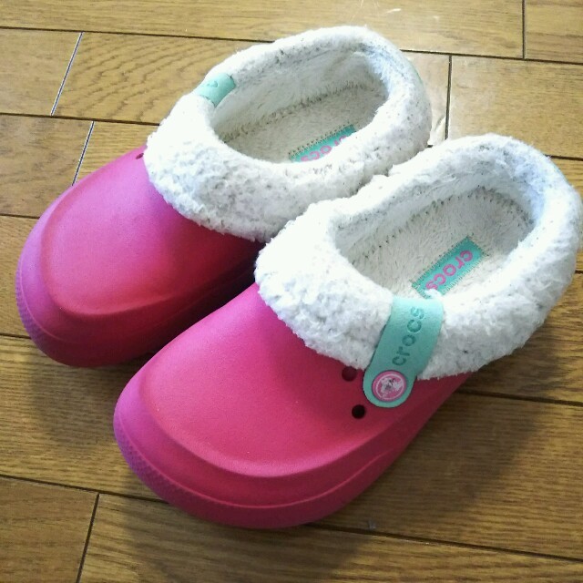 crocs(クロックス)のクロックス キッズ ボアサンダル ブリッツェン 21cm ピンク キッズ/ベビー/マタニティのキッズ靴/シューズ(15cm~)(スニーカー)の商品写真