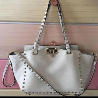 ヴァレンティノ(VALENTINO)のVALENTINO💚スタッズbag(ハンドバッグ)