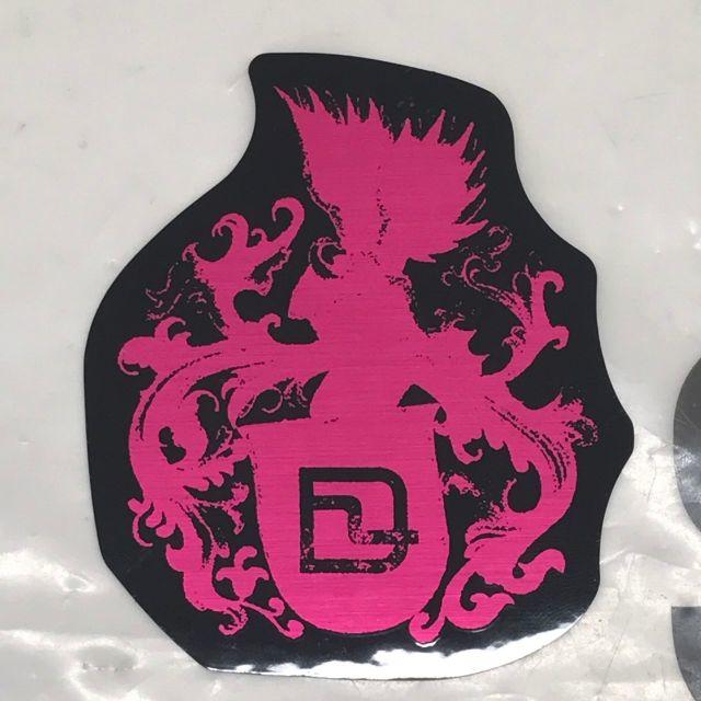 DEELUXE  メタル紋章ステッカー ピンクメタリック 9cm (メール便) スポーツ/アウトドアのスノーボード(アクセサリー)の商品写真