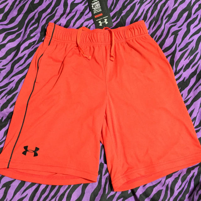 UNDER ARMOUR(アンダーアーマー)のアンダーアーマー★半パンツ★YLG★150 キッズ/ベビー/マタニティのキッズ服男の子用(90cm~)(パンツ/スパッツ)の商品写真