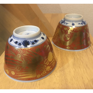 クタニセイヨウ(九谷青窯)の九谷焼の湯呑み茶碗(鳳凰と龍の金泥装飾)未使用(食器)
