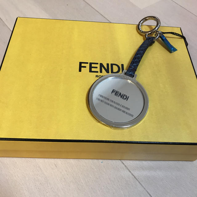 FENDI(フェンディ)のFENDI アイリス ファー チャーム ハンドメイドのファッション小物(バッグチャーム)の商品写真