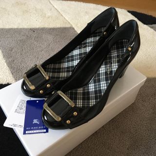 バーバリーブルーレーベル(BURBERRY BLUE LABEL)の4.5インチ★バーバリーブルーレーベル★エナメル黒パンプス(ハイヒール/パンプス)