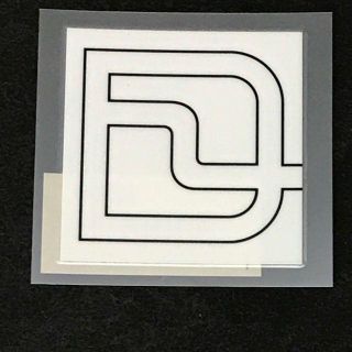 ディーラックス(DEELUXE)のDEELUXE ディーラックス プリンタックステッカー LOGO 白/黒 4cm(アクセサリー)