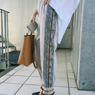 アメリヴィンテージ(Ameri VINTAGE)のAmeri PYTHON LINE PANTS(カジュアルパンツ)