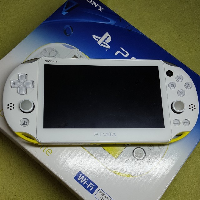 SONY(ソニー)のニータさん専用PlayStation Vita ライムグリーンホワイト エンタメ/ホビーのゲームソフト/ゲーム機本体(携帯用ゲーム機本体)の商品写真