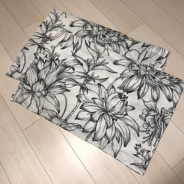 ZARA HOME(ザラホーム)のZARA HOME♡枕カバー♡2枚セット♡花柄♡モノトーン♡大柄 インテリア/住まい/日用品の寝具(その他)の商品写真