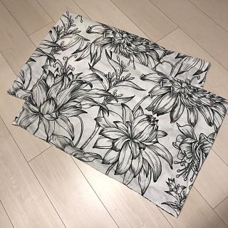 ザラホーム(ZARA HOME)のZARA HOME♡枕カバー♡2枚セット♡花柄♡モノトーン♡大柄(その他)