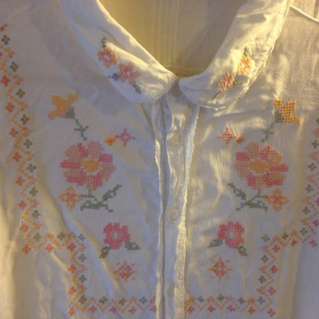 w closet(ダブルクローゼット)のW closet 花柄刺繍のブラウス レディースのトップス(シャツ/ブラウス(半袖/袖なし))の商品写真