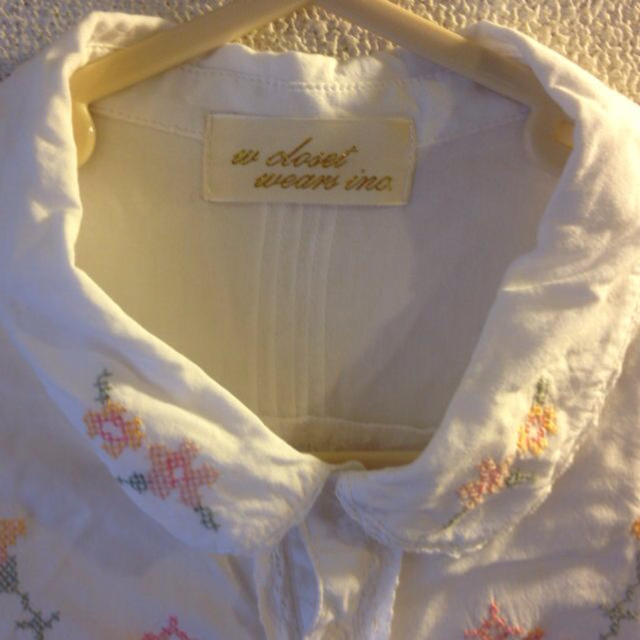 w closet(ダブルクローゼット)のW closet 花柄刺繍のブラウス レディースのトップス(シャツ/ブラウス(半袖/袖なし))の商品写真