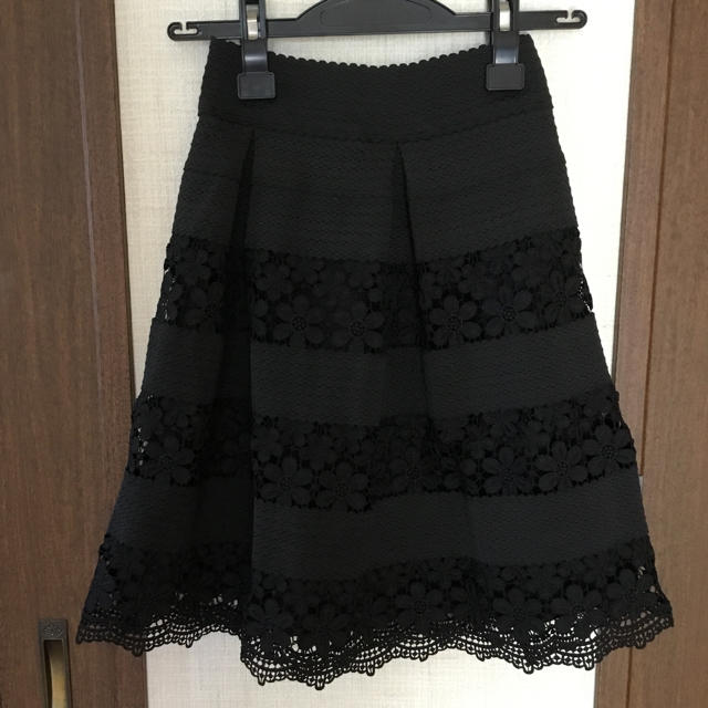 MIIA(ミーア)のMIIA フラワーレーススカート レディースのスカート(ひざ丈スカート)の商品写真