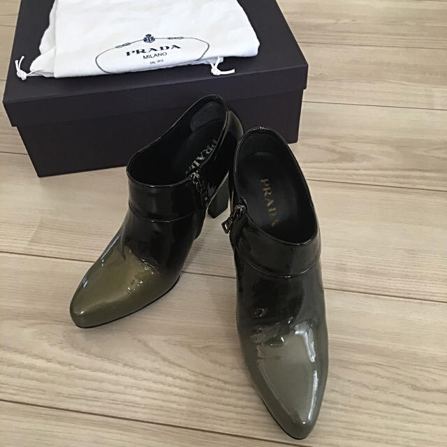 PRADA エナメルショートブーツ