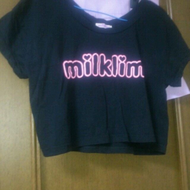 milklimショート丈Tシャツ レディースのトップス(Tシャツ(半袖/袖なし))の商品写真