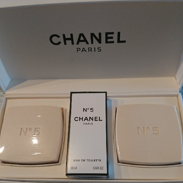 CHANEL(シャネル)の☆未使用☆CHANEL 石鹸と香水のセット コスメ/美容のボディケア(ボディソープ/石鹸)の商品写真