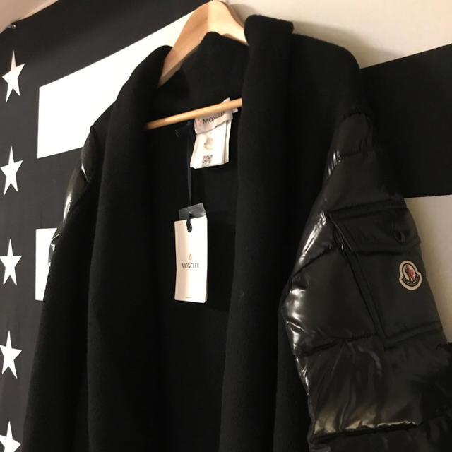 MONCLER(モンクレール)の新品・完売品 2017aw モンクレール マント ブラック Sサイズ  レディースのジャケット/アウター(ポンチョ)の商品写真