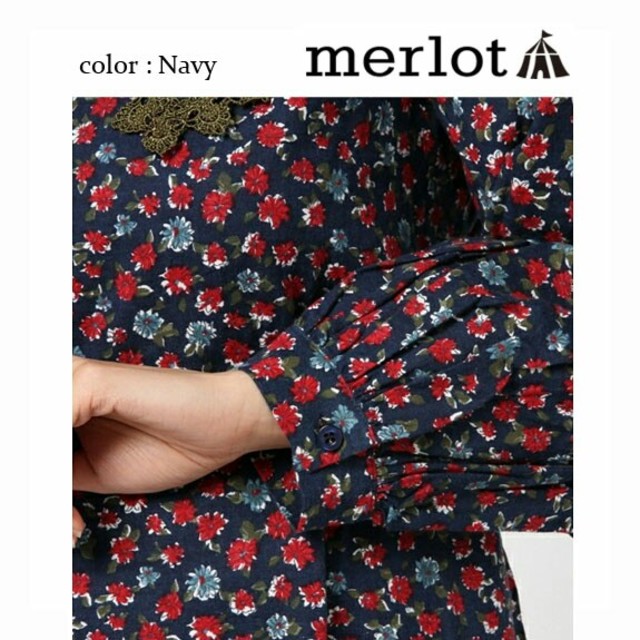 merlot(メルロー)の秋冬新作◌⑅⃝♡メルロー フラワー柄 ビッグカラーブラウス 紺 レディースのトップス(シャツ/ブラウス(長袖/七分))の商品写真