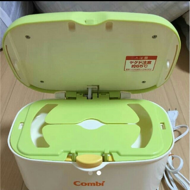 combi(コンビ)の美品  コンビ  お尻ふき  ウォーマー  おまけ付 キッズ/ベビー/マタニティのおむつ/トイレ用品(ベビーおしりふき)の商品写真