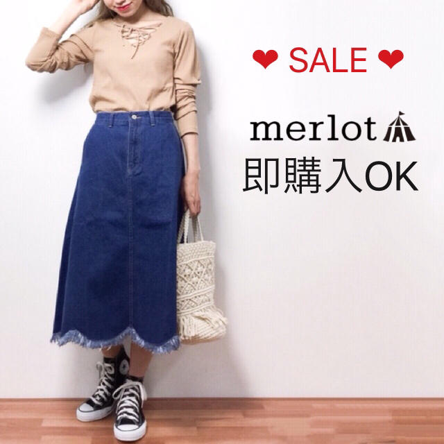 merlot(メルロー)のメルロー スカラップフリンジ裾デニムフレアスカート ブルー レディースのスカート(ひざ丈スカート)の商品写真