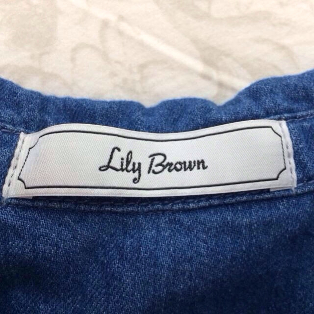 Lily Brown(リリーブラウン)のLily Brownフリルデニムブラウス レディースのトップス(Tシャツ(半袖/袖なし))の商品写真