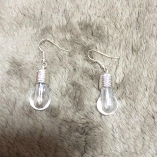 クレアーズ(claire's)の豆電球 ピアス(ピアス)