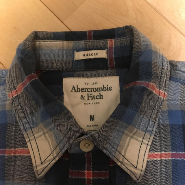 Abercrombie&Fitch(アバクロンビーアンドフィッチ)の値下げしました！送料込み！アバクロ 長袖 チェック サイズM 良好 ネイビー メンズのトップス(Tシャツ/カットソー(七分/長袖))の商品写真