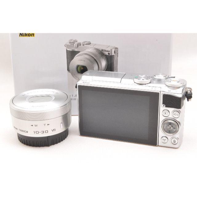 Nikon(ニコン)のNikon1 J5 パワーズームキット シルバー f557 スマホ/家電/カメラのカメラ(ミラーレス一眼)の商品写真