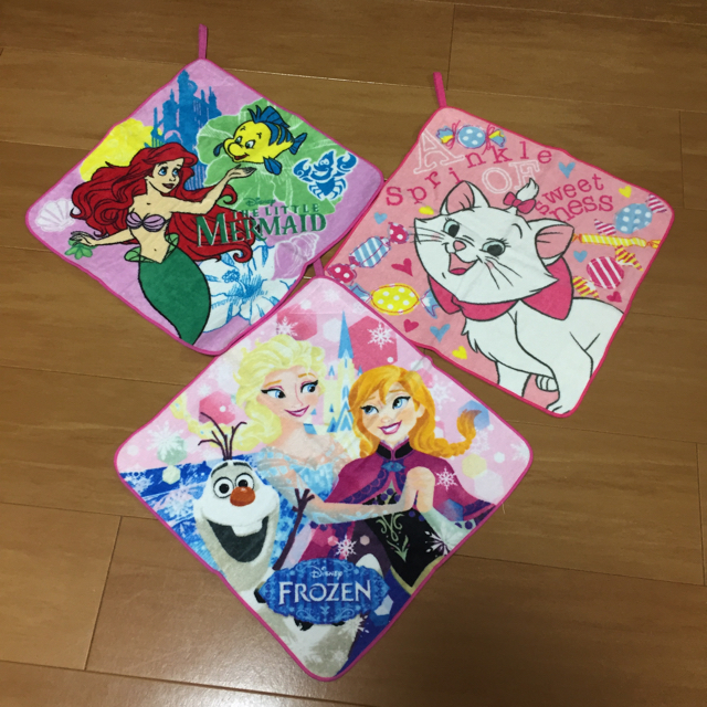 Disney(ディズニー)のループ付き ハンドタオル  新品 キッズ/ベビー/マタニティのこども用ファッション小物(その他)の商品写真