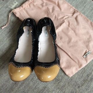 ミュウミュウ(miumiu)のmiu miu ミュウミュウ パテントレザー フラットシューズ 37 試着のみ (バレエシューズ)