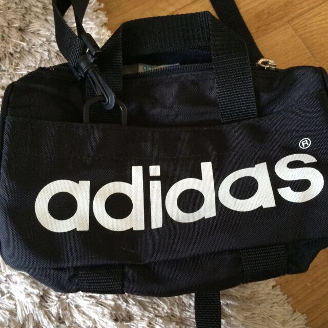 adidas(アディダス)のadidasミニサイズポシェット レディースのバッグ(ショルダーバッグ)の商品写真
