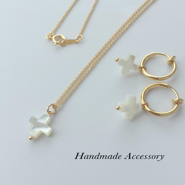 2点 マザーオブパールクロスフープイヤリング  ネックレス 14kgf♡ゴールド ハンドメイドのアクセサリー(イヤリング)の商品写真