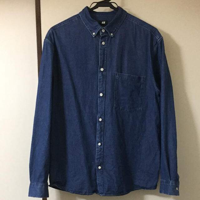 H&M(エイチアンドエム)の新品同様 H&M　ボタンダウン デニムシャツ　XL メンズのトップス(シャツ)の商品写真