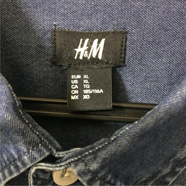 H&M(エイチアンドエム)の新品同様 H&M　ボタンダウン デニムシャツ　XL メンズのトップス(シャツ)の商品写真