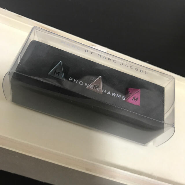 MARC BY MARC JACOBS(マークバイマークジェイコブス)の<レア物>イヤホンジャック スマホ/家電/カメラのスマホアクセサリー(ストラップ/イヤホンジャック)の商品写真