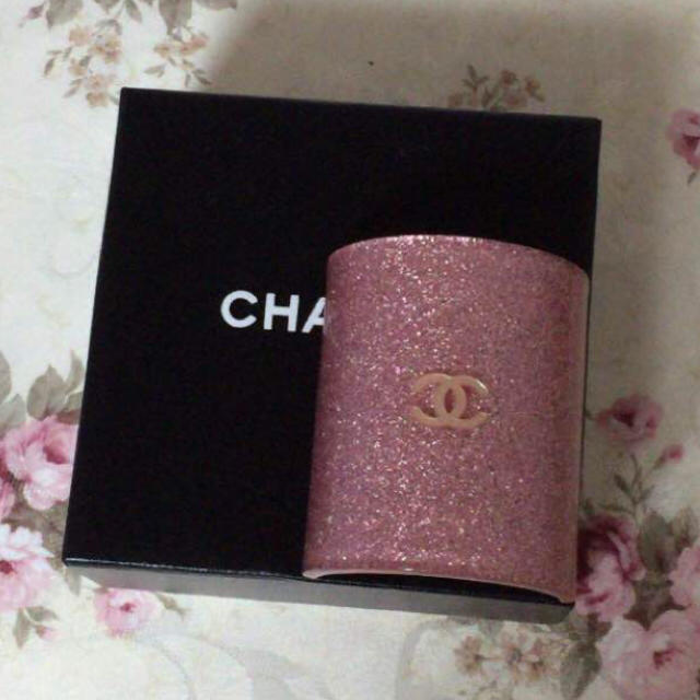 CHANEL(シャネル)の★早い者勝ち★箱付き・シャネルバレッタ バレッタ ピンク ラメ シャネル 可愛い レディースのヘアアクセサリー(バレッタ/ヘアクリップ)の商品写真