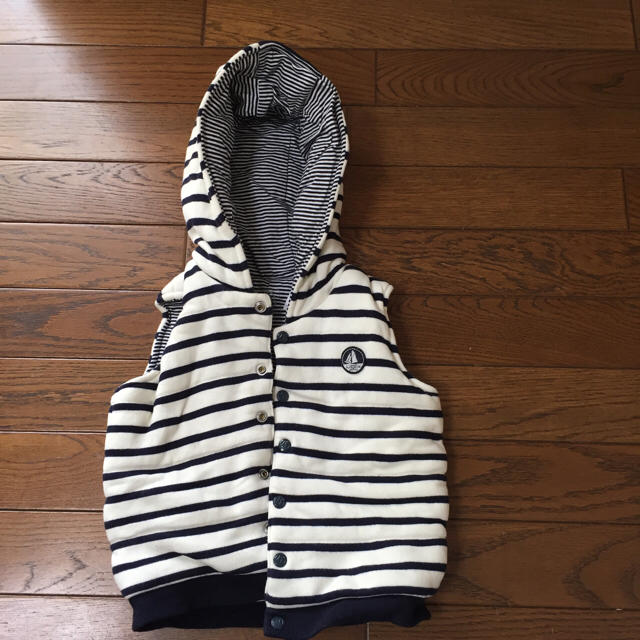 PETIT BATEAU(プチバトー)のプチバトー リバーシブル ベスト キッズ/ベビー/マタニティのベビー服(~85cm)(ジャケット/コート)の商品写真