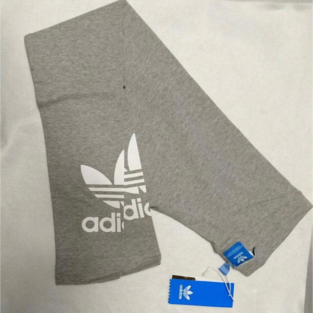 adidas(アディダス)の【 Mサイズ】新品タグ付 adidas レギンス   アディダス ロゴ グレー レディースのレッグウェア(レギンス/スパッツ)の商品写真