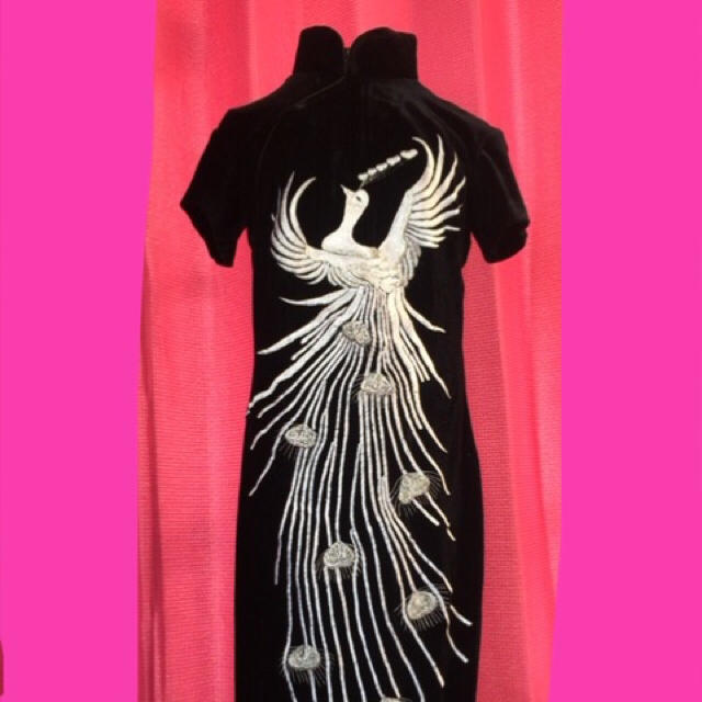 チャイナ服  ロング  黒ベロアに白鳳凰の刺繍  32 レディースのワンピース(ロングワンピース/マキシワンピース)の商品写真